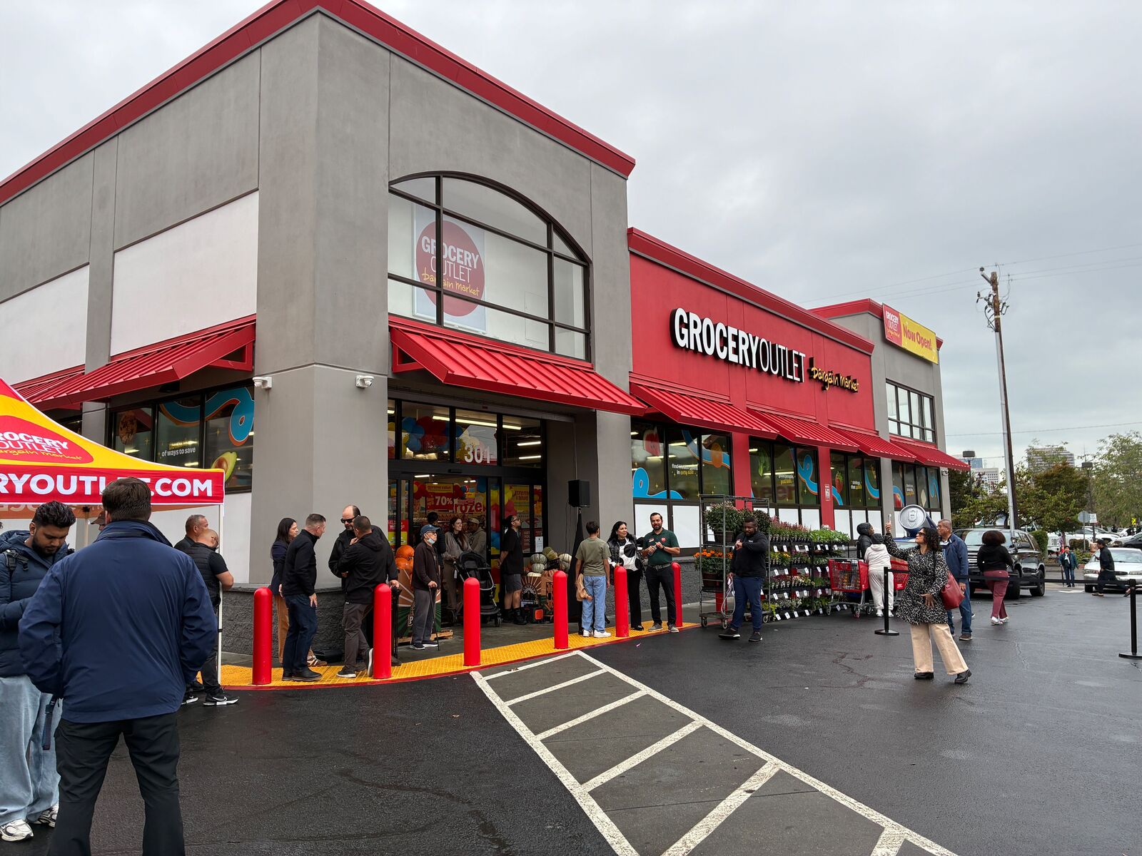 New Grocery Outlet opens in Oakland’s Eastlake neighborhood — The Oaklandside, Frisco Business news